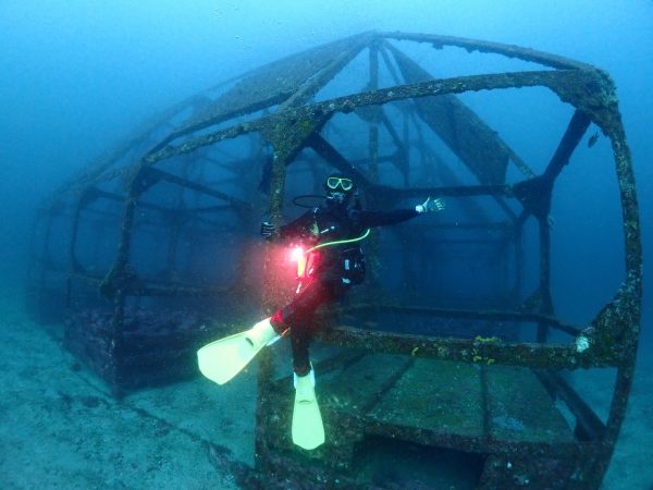 海中の建造物で記念写真