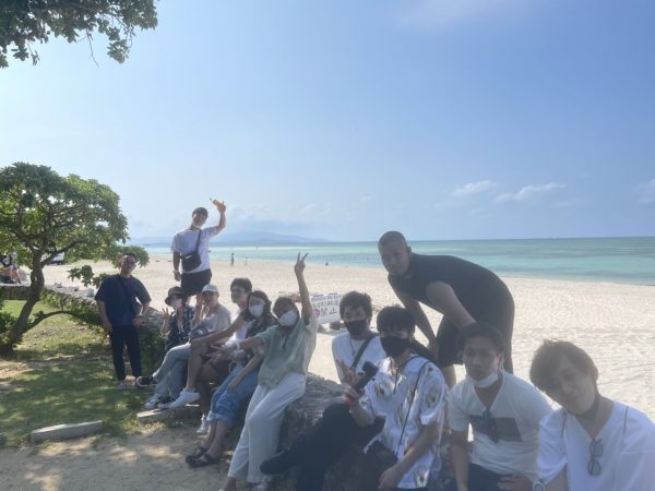 白浜ビーチと海をバックに撮った集合写真