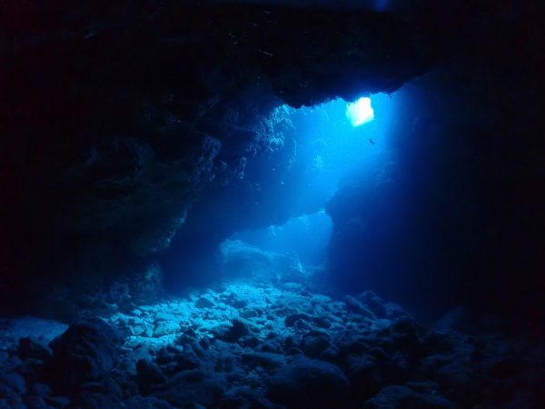 海中の洞窟から光が差し込んでる写真