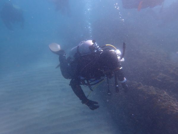 海底のごみを探すダイバー