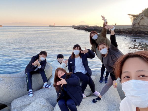 テトラポットの上で7人の男女が写真を撮っている写真