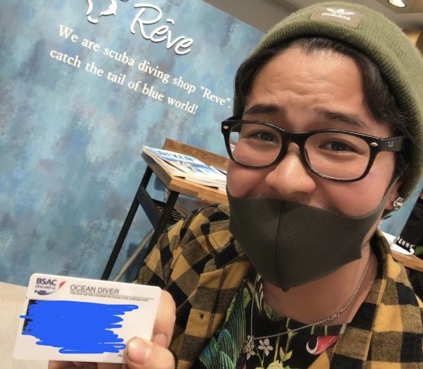 ライセンスカードを持った男性ダイバー
