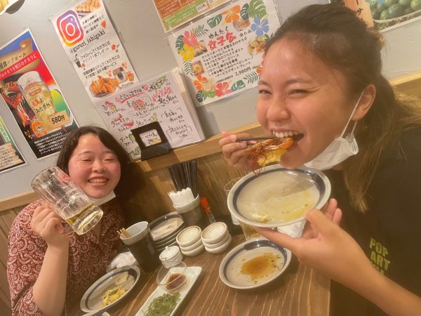 ごはん屋さんで食べてる写真