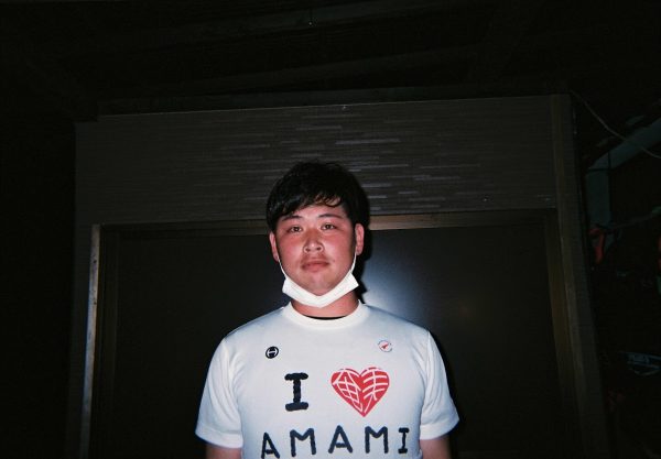 奄美大島のTシャツを着た男性の写真