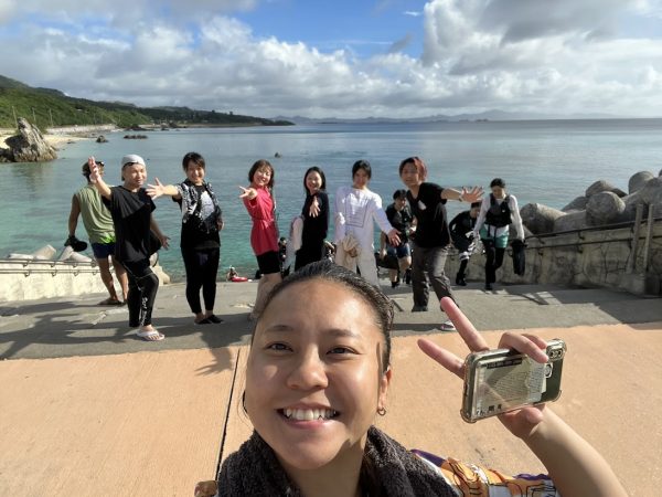 海の前で集合写真
