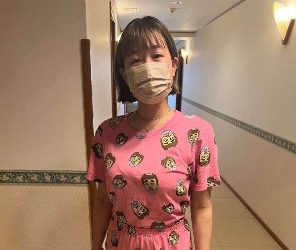 変なおじさんの服着てる女性