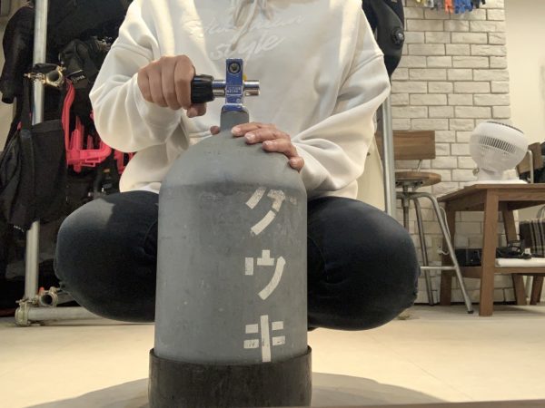 タンク前に立っている写真