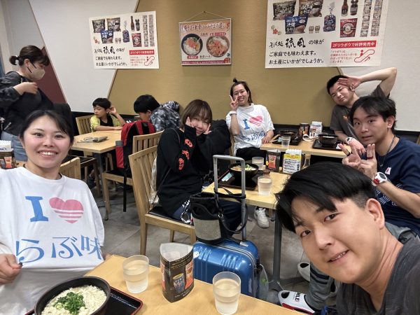 沖縄到着後に着替えたダイバー
