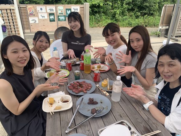 ローストビーフを囲む女性ダイバー達