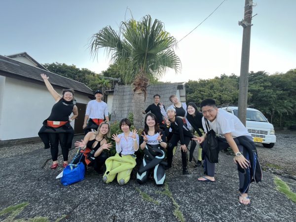 ドルフィンスイムに向かう人