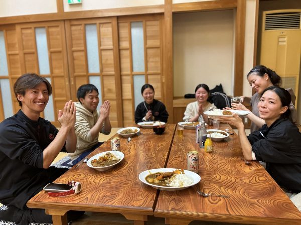 ダイバーでの食事風景