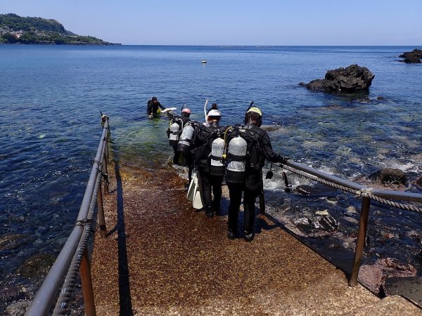 海に入っていくダイバー