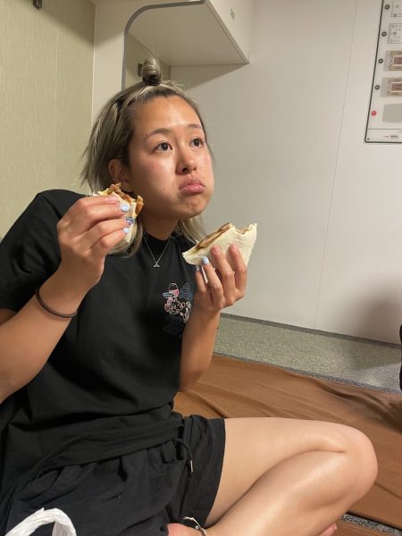 軽食を食べるダイバー
